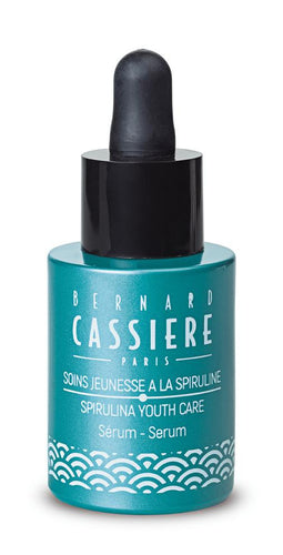 BERNARD CASSIERE SPERULINA SERUM SPIRULINA YOUTH CARE - MAKE PEACE WITH YOUR AGE! SPIRULINA to fight against oxidative stress and internal pollution Brown Seaweed to protect collagen fibers and preserve elastin Butterfly Bush flower for Protection against blue light effects Criste marine extract for ceramide booster Tree Fern extracts for tensing properties Recommended for skin over 30yrs For best results: use Morning and Evening on the face and neck 30 mL