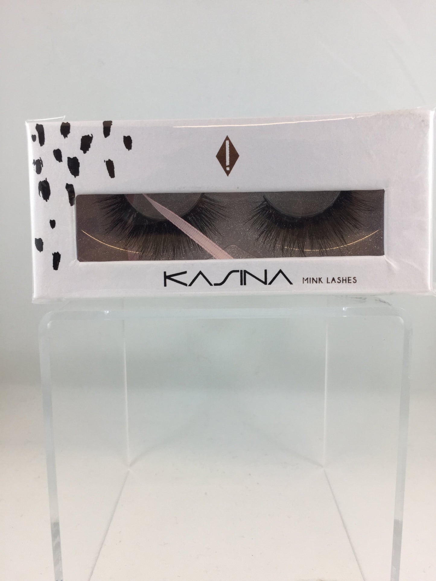 100% mink lashes will embrace your eyes natural beauty while adding length and volume. And with their easy application, you will enjoy wearing them again and again.